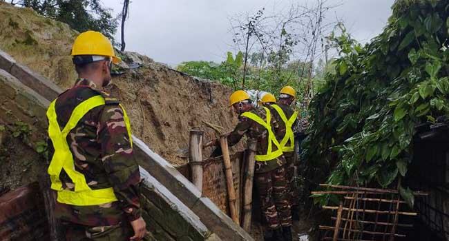 রোহিঙ্গা ক্যাম্পে দুর্গতদের সহায়তায় সেনাবাহিনী