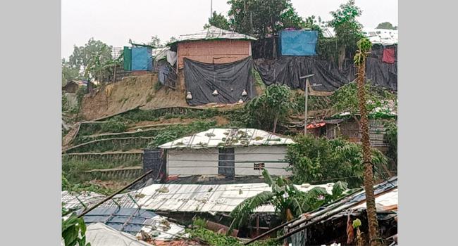 রোহিঙ্গা ক্যাম্পের ২৫ হাজার ঘর ও লাখো রোহিঙ্গা ভূমিধসের ঝুঁকিতে