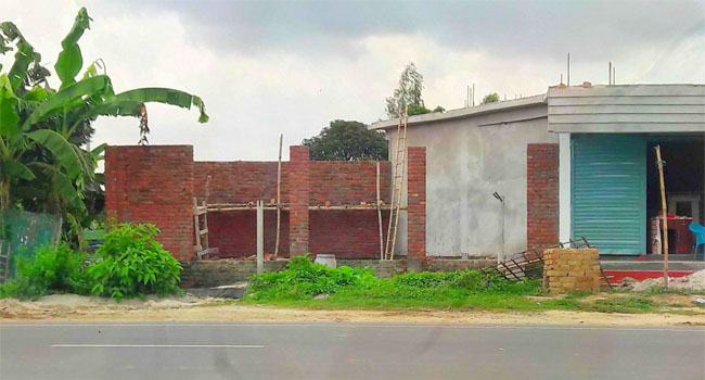 সড়ক বিভাগের জায়গায় সাবেক অতিরিক্ত সচিবের মার্কেট নির্মাণ