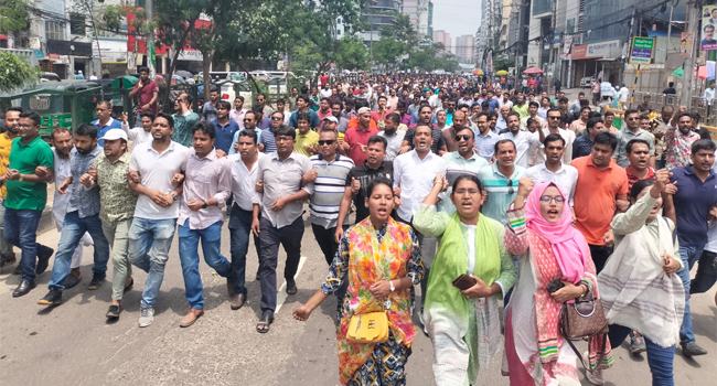 ভারপ্রাপ্ত সভাপতিকে স্বাগত জানিয়ে ছাত্রদলের মিছিল