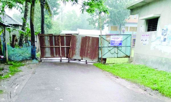 ভালুকায় মাদরাসার মাঠ দিয়ে সরকারি রাস্তা : পরীক্ষা চলাকালে দুই পাশের গেট বন্ধ
