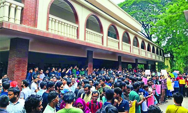 আবরার হত্যাকারী ক্লাসে ফেরায় বুয়েট শিক্ষার্থীদের ক্লাস বর্জন