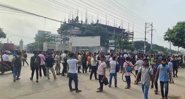 সিদ্ধিরগঞ্জে গার্মেন্টসকর্মী নিহতের প্রতিবাদে সড়ক অবরোধ