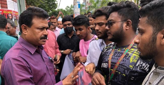 এইচএসসি পরীক্ষা পেছানোর দাবিতে রাজশাহীতে শিক্ষা বোর্ড ঘেরাও-বিক্ষোভ