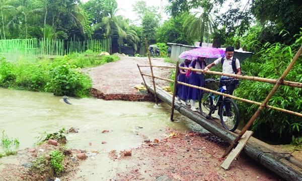 মিরসরাইয়ে দু’টি সেতু নির্মাণে ধীরগতি ৫ ইউনিয়নের মানুষের ভোগান্তি