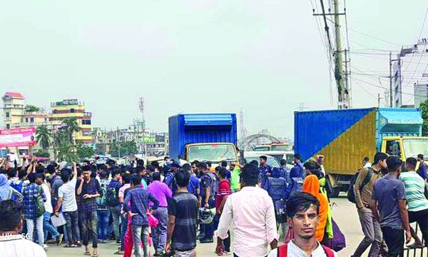 সিদ্ধিরগঞ্জে লরির ধাক্কায় গার্মেন্টকর্মীর মৃত্যু অবরোধ-বিক্ষোভ