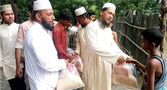 চকরিয়া ও পেকুয়া বন্যার্তদের মাঝে জামায়াতের ত্রাণ বিতরণ