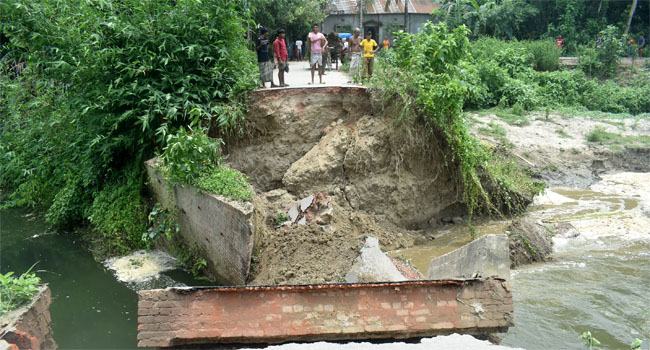 বড়াইগ্রামে পানির স্রোতে ভেঙে গেল বড়াল নদীর ব্রিজ