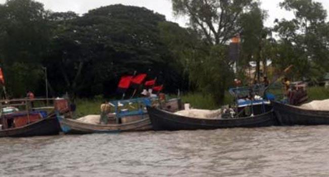 দুবলারচরে ৫ ট্রলারসহ ৯ জেলে গ্রেফতার