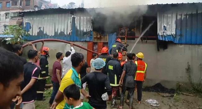 নারায়ণগঞ্জে থান কাপড়ের গোডাউনে অগ্নিকাণ্ড