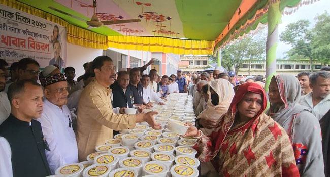 বান্দরবানে বন্যায় ক্ষতিগ্রস্ত মানুষের মাঝে খাবার তুলে দিল আ’লীগ