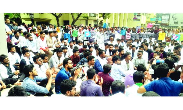 খুমেকে পাল্টাপাল্টি কর্মসূচিতে রোগীদের চরম ভোগান্তি