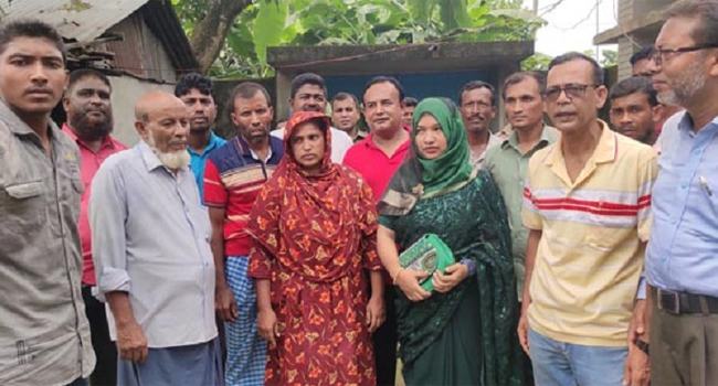 চৌগাছায় বাড়ি থেকে তাড়িয়ে দেয়া বাবাকে ঘরে তুলে দিলেন ইউএনও