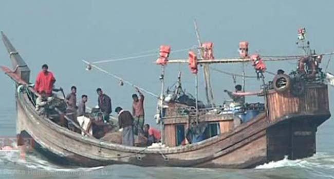 সাগরে ১৪ ঘণ্টা ধরে আটকে আছে ১৯ জেলেসহ ট্রলার