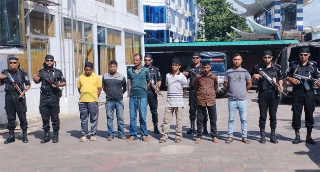বিপুল আগ্নেয়াস্ত্র ও অস্ত্র তৈরির সরঞ্জাম উদ্ধার, ৬ ডাকাত গ্রেফতার