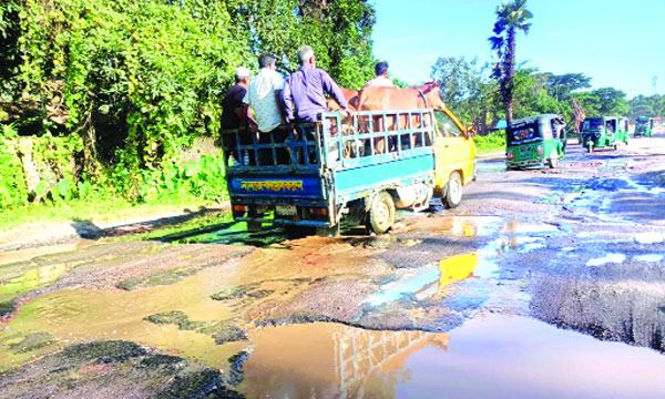 বারইয়ারহাট-রামগড় সড়ক খানাখন্দে ভরা