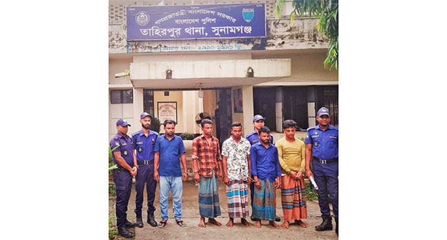 যাদুকাটার পাড় কেটে বালু উত্তোলন, ৪ নৌকাসহ ইউপি সদস্য আটক