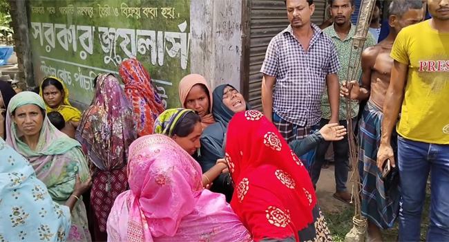 জয়পুরহাটে বাস-ভ্যানের মুখোমুখি সংঘর্ষ, নিহত ১