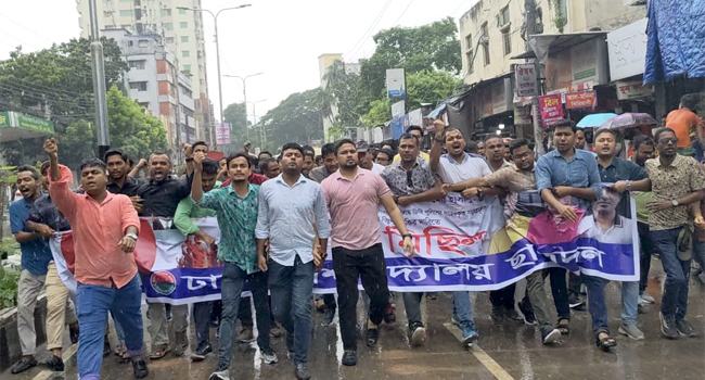 আটক নেতাদের মুক্তির দাবিতে ঢাবি ছাত্রদলের মিছিল