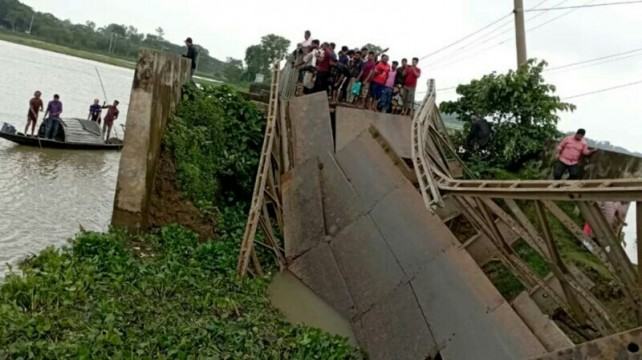 সুনামগঞ্জে বেইলি সেতু ভেঙে ট্রাক নদীতে, নিহত ২