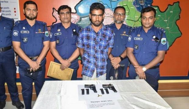 বগুড়ায় কোচ তল্লাশি করে দু'টি বিদেশী পিস্তল ও গুলিসহ গ্রেফতার ১