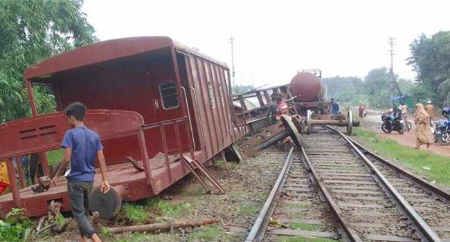 যশোরে লাইনচ্যুত বগি উদ্ধার, ট্রেন চলাচল স্বাভাবিক