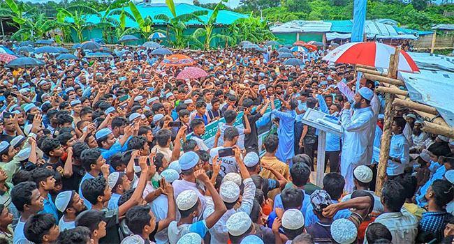 মোনাজাতে রোহিঙ্গাদের দেশে ফেরার আকুতি