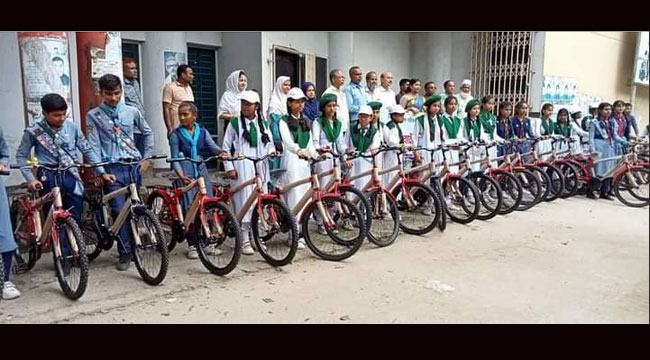 শিবপুরে সাইকেল পেল ৩০ শিক্ষার্থী