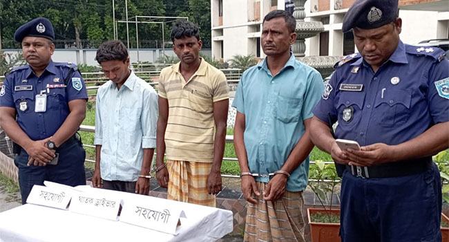 ট্রাফিক পুলিশ সদস্য হত্যার সাথে জড়িত ঘাতক ড্রাইভারসহ গ্রেফতার ৩