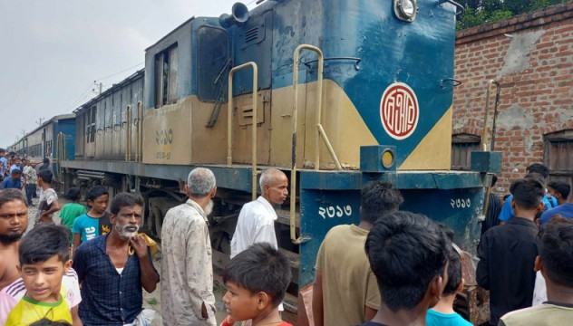 নারায়ণগঞ্জে ট্রেনের সাথে ভটভটির সংঘর্ষ, ট্রেন চলাচল বন্ধ