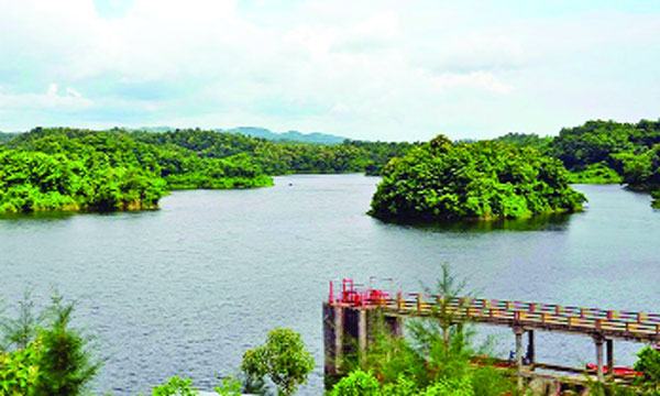 যে লেকের সৌন্দর্যে মেতে থাকেন পর্যটকরা