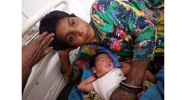 সড়কে ছেলে সন্তান জন্ম দিলেন মানসিক ভারসাম্যহীন নারী
