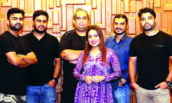 দশ শো’র জন্য যুক্তরাষ্ট্রে যাচ্ছেন তারা