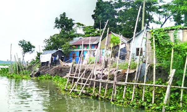 মুন্সীগঞ্জে বালুমহাল ইজারা দেয়ায় নদীর ভাঙন ঝুঁকিতে হাজারো পরিবার