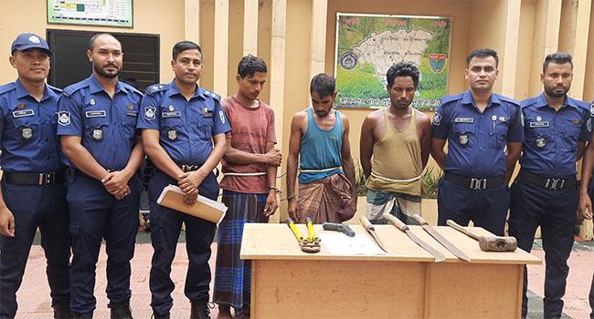 রাজনগরে অস্ত্রসহ ৩ ডাকাত গ্রেফতার, লুটের স্বর্ণালংকার উদ্ধার