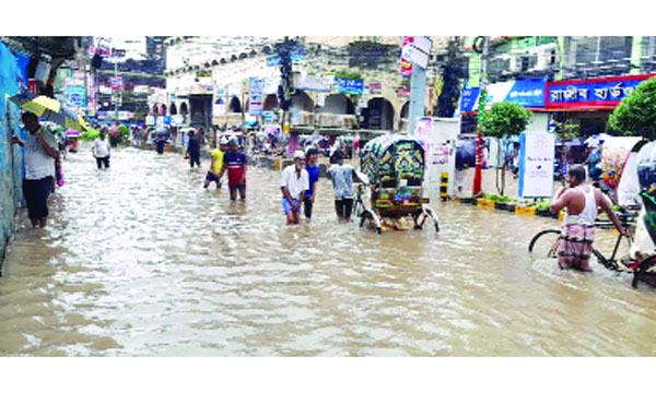 পাহাড় ধসে বাবা-মেয়ের মৃত্যু বর্ষণে আবারো ডুবল চট্টগ্রাম