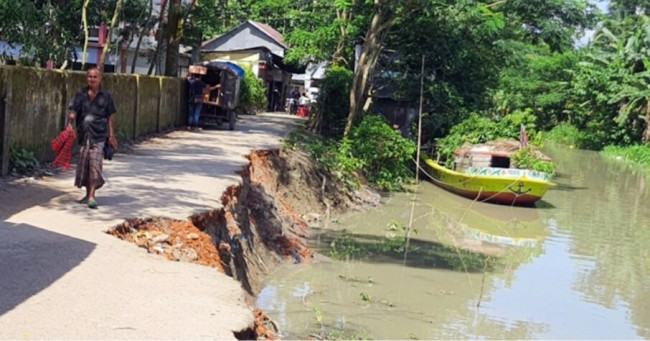 হুমকীতে বেতাগীর চান্দখালী বাজার রক্ষাবাঁধ ও মাধ্যমিক বিদ্যালয়
