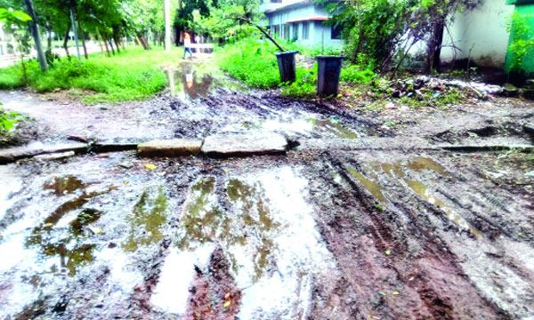 মিরসরাইয়ে পাহাড়ি ঢল লণ্ডভণ্ড সড়কে দুর্ভোগ