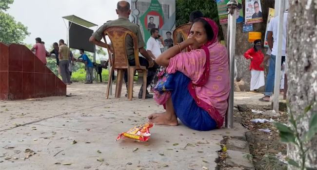 ভারতে ফেরার অপেক্ষায় হিলি চেকপোস্টে এক নারী