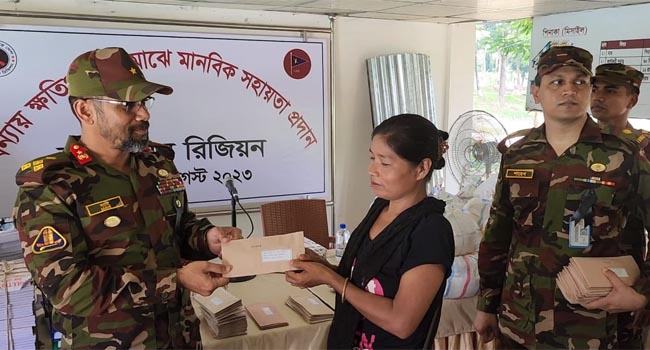 বান্দরবানের বন্যায় ক্ষতিগ্রস্তদের মাঝে সেনাবাহিনীর সহায়তা