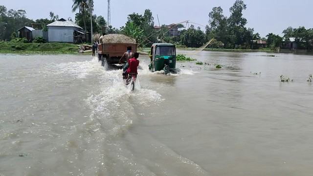 জামালপুরে বন্যার পানি বিপৎসীমার উপর দিয়ে প্রবাহিত
