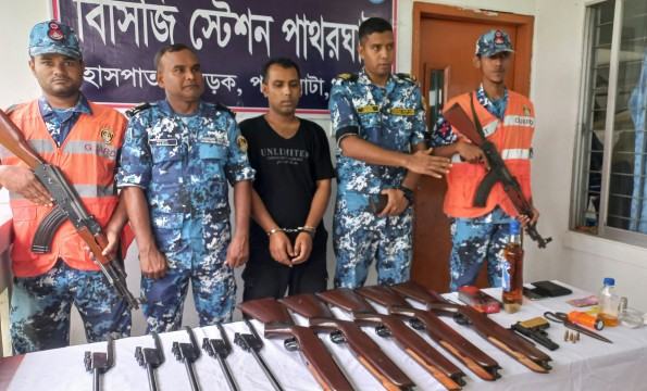 পাথরঘাটায় বিদেশী আগ্নেয়াস্ত্র ও গোলাবারুদসহ যুবক আটক