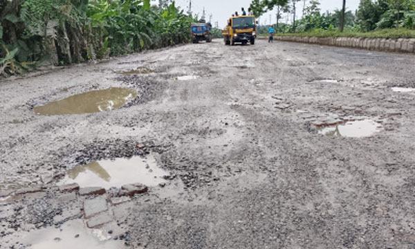 জয়দেবপুর-ময়মনসিংহ ফোরলেনের  ভালুকা অংশ বেহাল