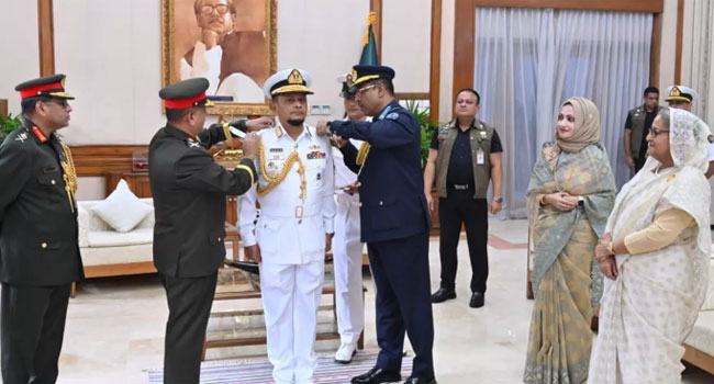নৌপ্রধান এম নাজমুল হাসানের অ্যাডমিরাল পদে পদোন্নতি