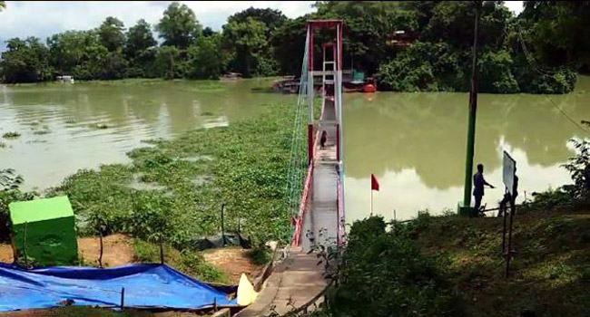 কাপ্তাই হ্রদের পানিতে তলিয়ে গেছে রাঙ্গামাটির পর্যটন ঝুলন্ত সেতু