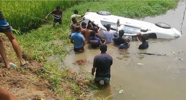 বগুড়ায় প্রাইভেটকার পুকুরে ডুবে নিহত ২