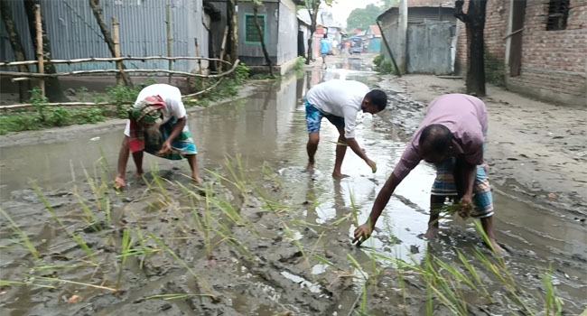 দেড় কিলোমিটার রাস্তার জন্য দুর্ভোগ ২০ হাজার মানুষের