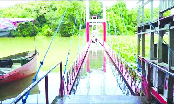 হ্রদের পানিতে ডুবে গেছে রাঙ্গামাটির ঝুলন্ত ব্রিজ