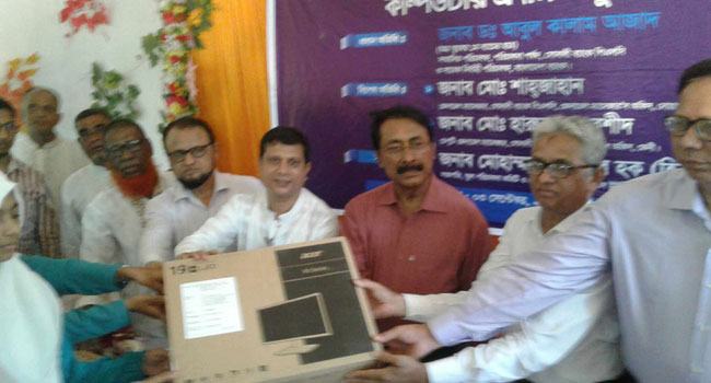 সোনাগাজীতে স্কুলে সোনালী ব্যাংকের ১০টি কম্পিউটার প্রদান
