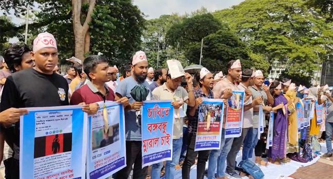গলায় মুলা ঝুলিয়ে অভিনব প্রতিবাদ
